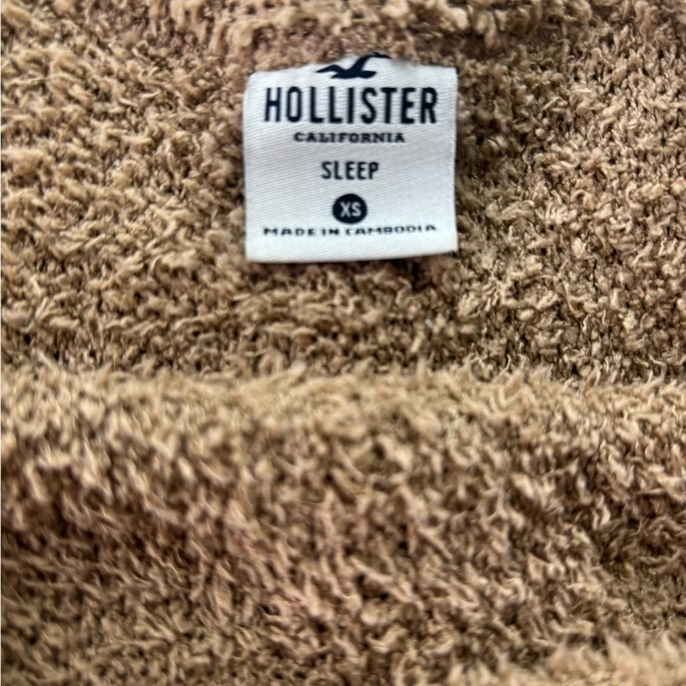 Sleep fuzzy tan crop tank top from Hollister size XS - Picture 2 of 5